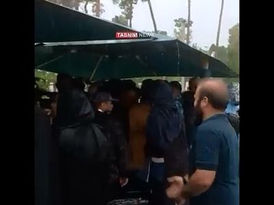 بارش شدید باران در حیات دولت و پناه بردن خبرنگاران زیر سایه‌بان + فیلم