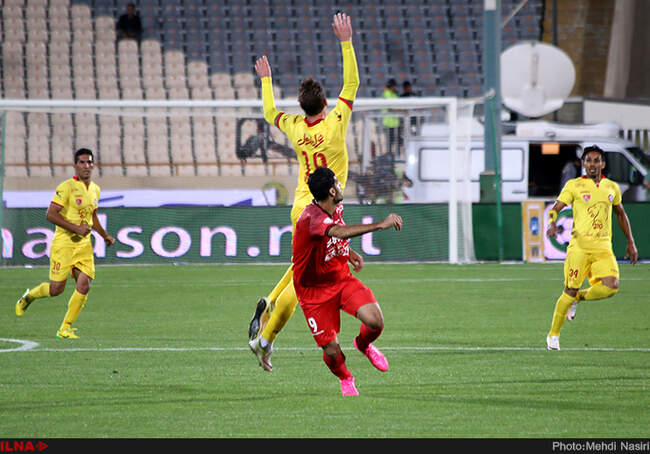 مسابقه فوتبال بین دوتیم پرسپولیس تهران و نفت تهران
