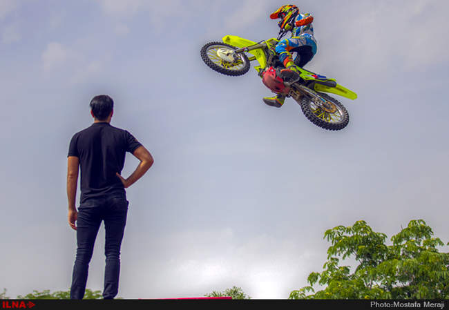 اجرای حرکات نمایشی تاپ رایدر در پارک دولت شهر دزفول