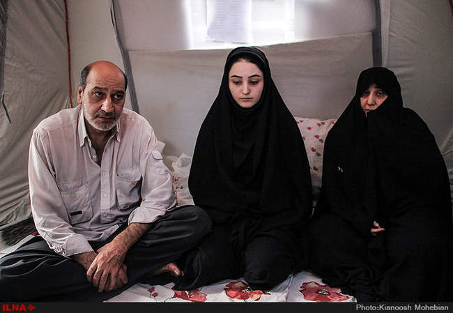 اعتراض و تحصن جانباز جنگ تحمیلی مقابل ساختمان بنیاد شهید