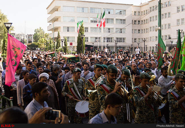 تشییع پیکردوتن از شهدای مدافع حرم در بازار تهران