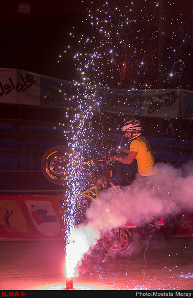 حرکات نمایشی انفرادی موتور ریس توسط سامان قنبرزاده قهرمان آسیا در پا