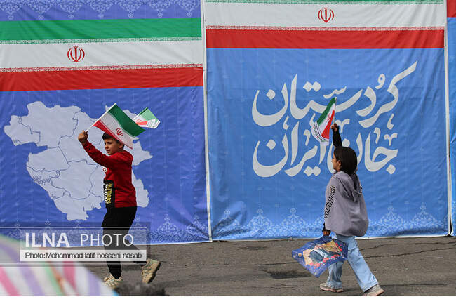 با استقبال گسترده رئیس جمهور در میدان آزادی با مردم سنندج دیدار کرد 