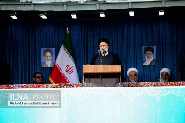 با استقبال گسترده رئیس جمهور در میدان آزادی با مردم سنندج دیدار کرد 