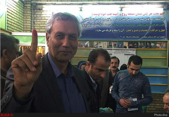 علی ربیعی در جنوب تهران رای خود را به صندوق انداخت