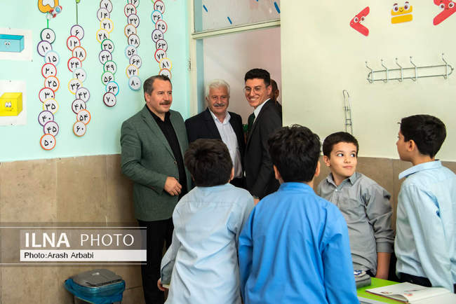 بازدید رییس کنفدراسیون اتحادیه کارمندان بخش عمومی ترکیه از دبستان ا