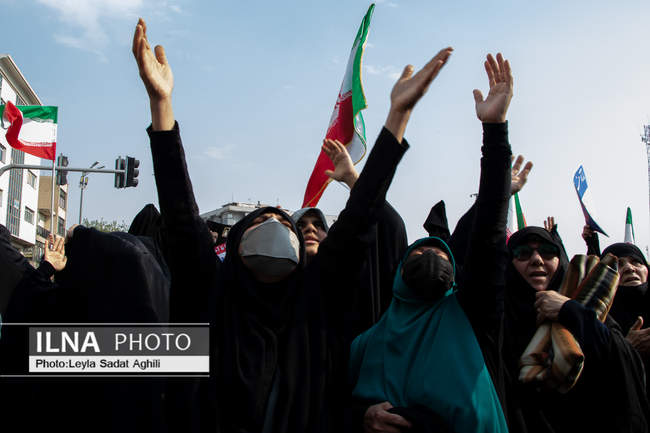 راهپیمایی مردم تهران در محکومیت حمله تروریستی به حرم مطهر احمدبن موس