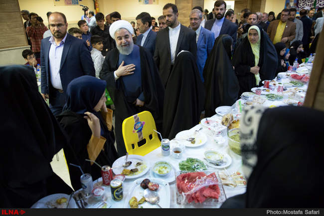 ضیافت افطار رییس جمهور با مددجویان کمیته امداد و بهزیستی