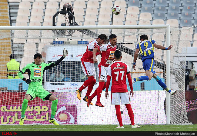 دیدار تیم های فوتبال پرسپولیس تهران و گسترش فولاد تبریز