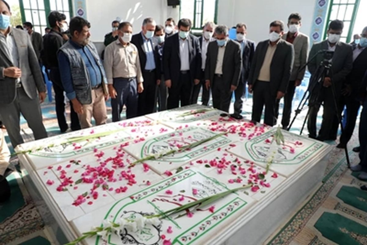 مدیر عامل بانک رفاه کارگران به شهدای گمنام شهداد ادای احترام کرد