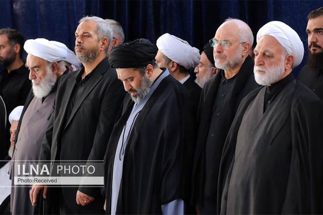 اقامه نماز بر پیکر رهبر شهید انقلاب با حضور جمعی از مسئولان، کارگزار�