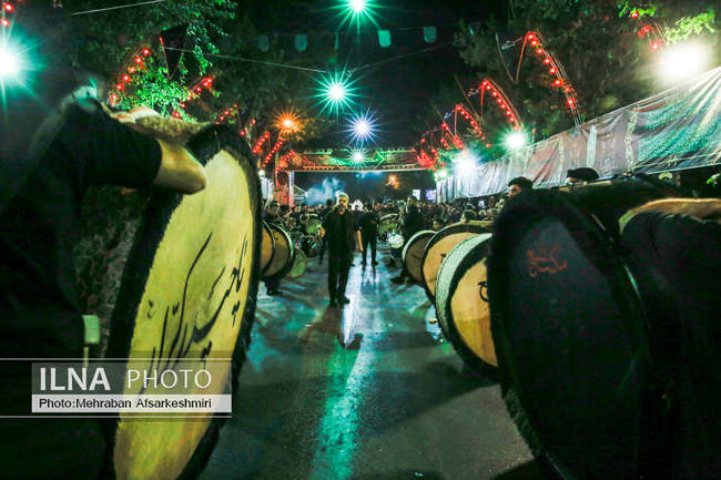 مراسم شاه حسین گویان در تکیه مکتب تشیع در شب عاشورا