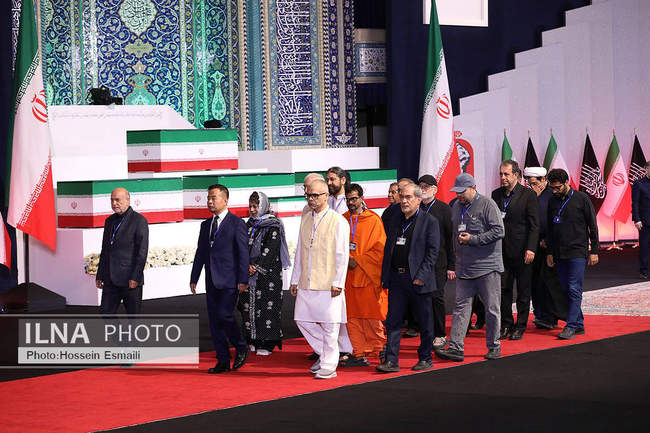 ادای احترام مهمانان و مسئولان خارجی به پیکر امام شهید/1