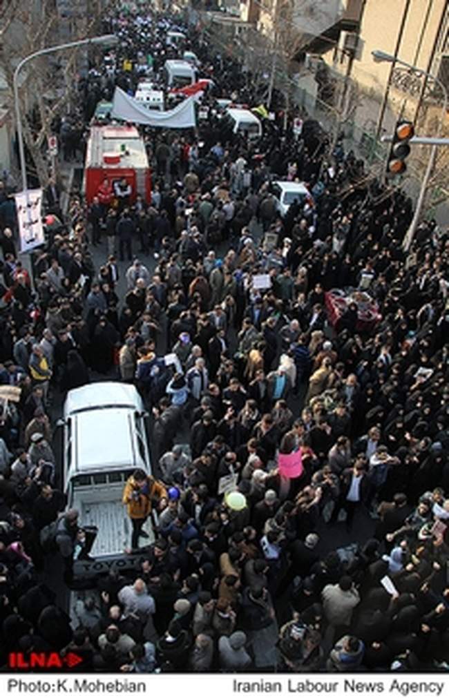 تجمع اعتراضی دانشجویان و مردم مقابل سفارت فرانسه