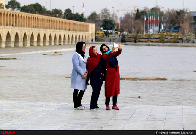 جاری شدن آب در رودخانه زاینده رود اصفهان