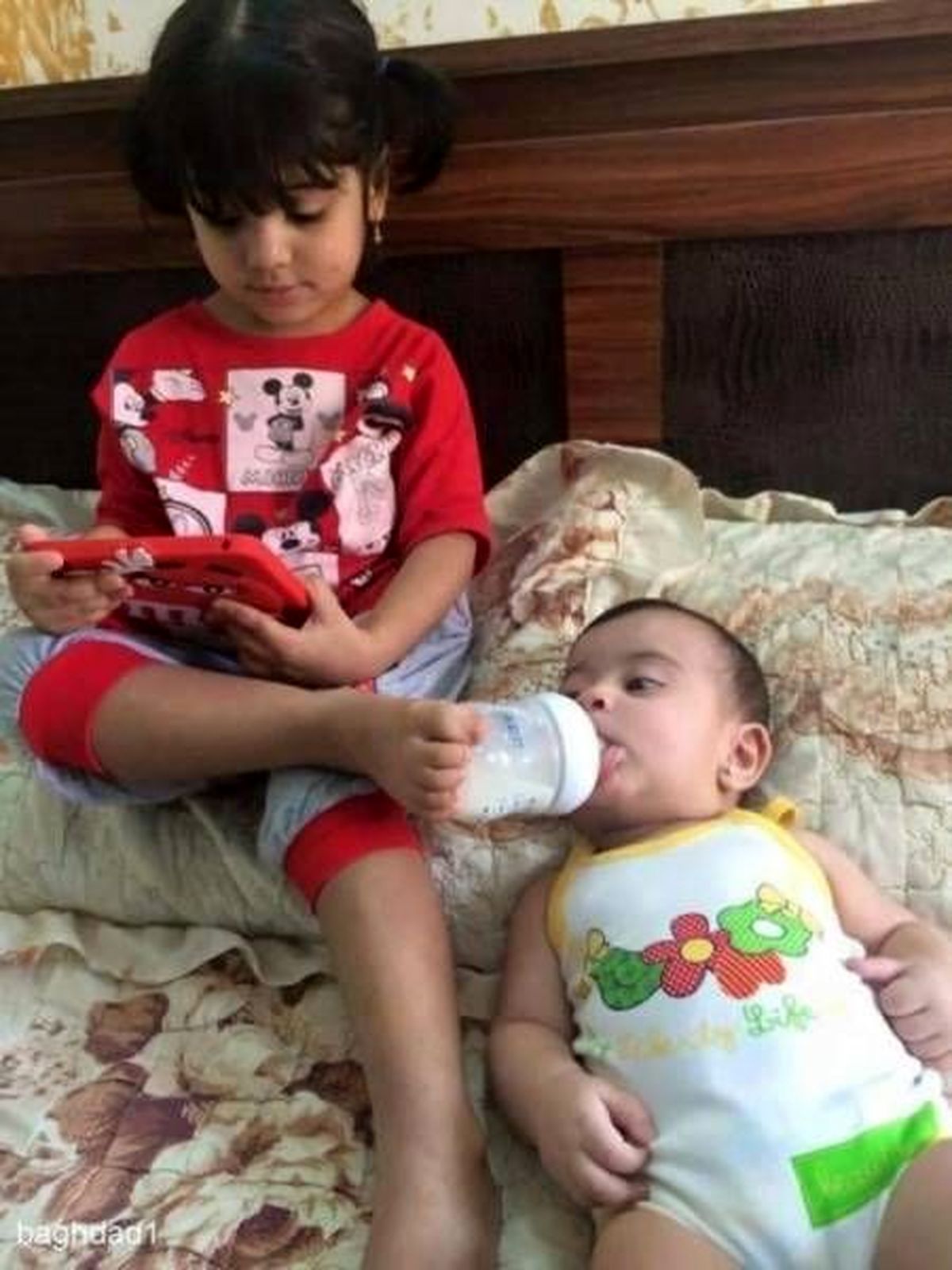 مراقبت جالب از نوزاد توسط کودک خردسال/ عکس