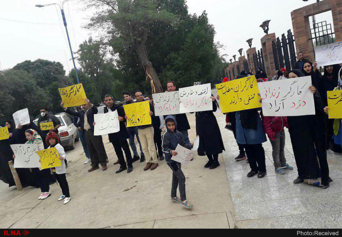 دومین روز از تجمع خانواده‌های کارگران بازداشتی فولاد اهواز مقابل استانداری/  مسئولان پاسخگو باشند