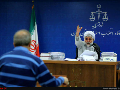 همسرتان وکالت داد سه دانگ خانه‌ای که به نامش زدید را به بیت‌المال برگرداند/تا زنده هستید پول مردم را برگردانید 