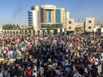 ادامه تظاهرات در برابر مقر ارتش در سودان