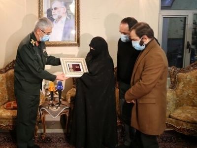سرلشکر باقری نشان «درجه یک نصر» را به خانواده شهید فخری‌زاده اعطا کرد