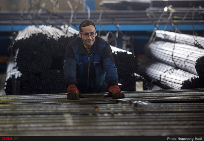 سایه های خمیده کارگران را دریابیم