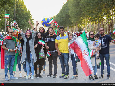 تماشای بازی ایران و پرتغال در ورزشگاه آزادی