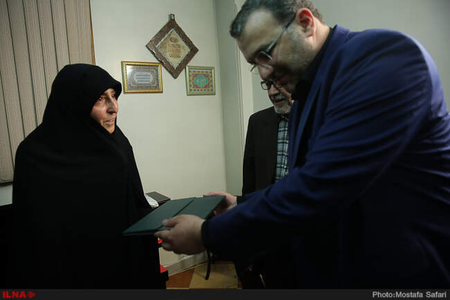 حضور فرید موسوی نماینده مجلس شورای اسلامی در منزل شهید آتش نشان فریدون علی تبار