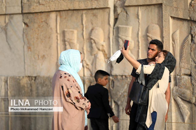 بازدید هزاران مسافر نوروزی از تخت جمشید