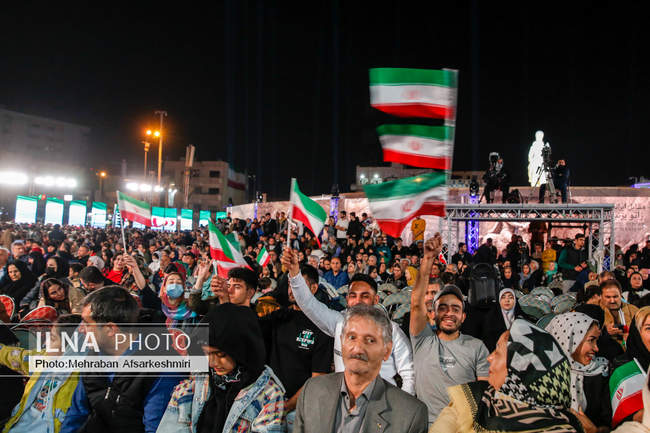 رونمایی از مجسمه «زانو زنندگان برابر ایران»