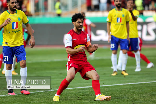 دیدار تیمهای فوتبال پرسپولیس تهران و صنعت نفت آبادان