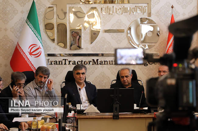 بازدید رییس کل بانک‌مرکزی از مجموعه تراکتورسازی ایران