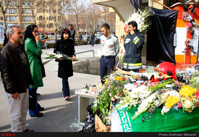 ادای احترام مردم  به جانباختگان حادثه پلاسکو 