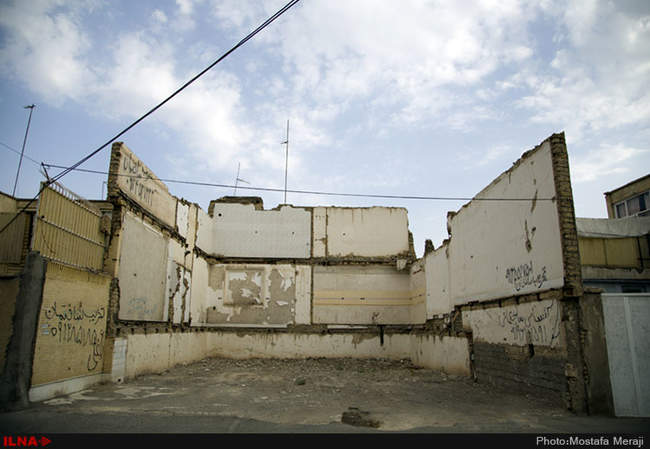 وضعیت نابسامان خانه های کلنگی شهرداری در خیابان فاطمی (دورشهر) قم