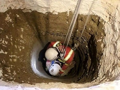 نجات جان یک کارگر چاهکن از عمق ۱۷ متری