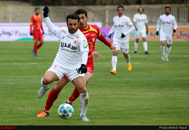 مسابقه فوتبال بین دو تیم نفت تهران و سایپای تهران
