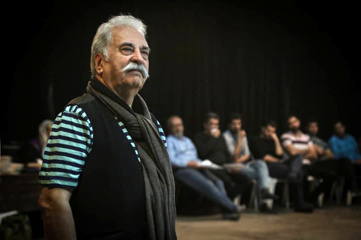 هادی مرزبان «دکتر نون» را به تالار وحدت می‌آورد