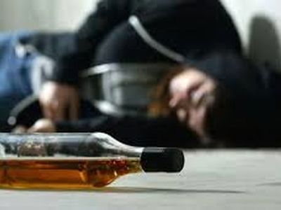 مسمومیت حاد ۹۵ زن و مرد با مشروبات تقلبی/ بیش از ۱۰ نفر فوت کردند/ تعدادی از بیماران در مراسم گروهی دچار مسمومیت شدند