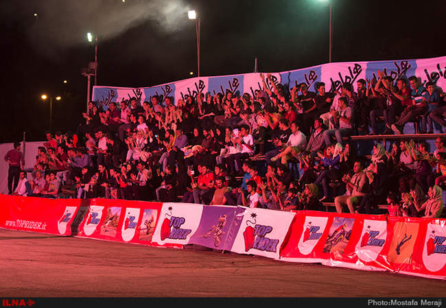 اجرای حرکات نمایشی تاپ رایدر در پارک ملت شهر کرد