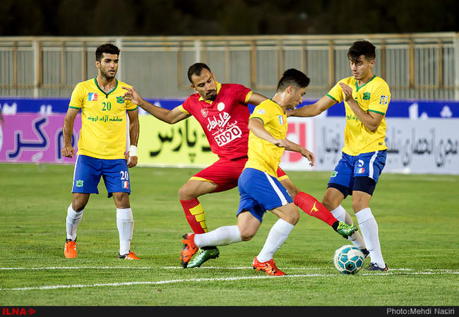 مسابقه فوتبال بین دوتیم نفت تهران و صنعت نفت آبادان
