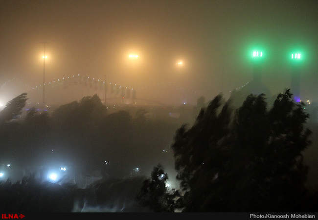 وقوع طوفان و گرد و خاک شدید در تهران