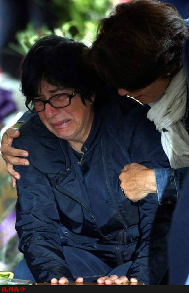 عزاداری خانواده اندوهگین برای از دست دادن عزیزان خود در منطقه زلزله 