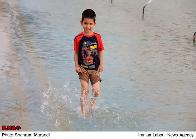  آب‌ بازی کودکان در میدان امام اصفهان