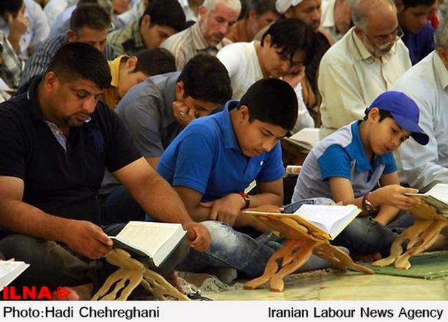 جزء خوانی قرآن کریم با حضورمردم قم در حرم حضرت فاطمه معصومه(س)