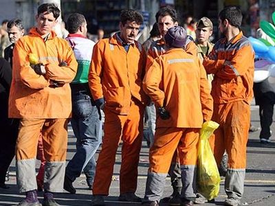 انتقاد کارگران شهرداری ایذه از تبعیض/ فقط با شاخه گل از ما تجلیل کردند!