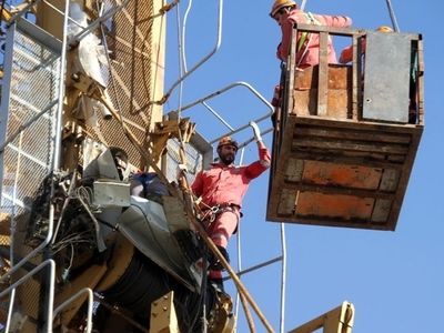 شکستگی تخته حمل بار جرثقیل تاورکرین باعث مرگ یک کارگر شد 