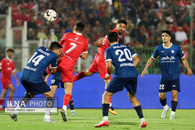 دیدار تیم های فوتبال پرسپوایس تهران و گل گهر سیرجان