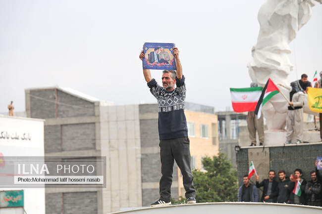 با استقبال گسترده رئیس جمهور در میدان آزادی با مردم سنندج دیدار کرد 
