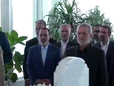 ادای احترام پزشکیان به مزار رئیس جمهور فقید عراق
