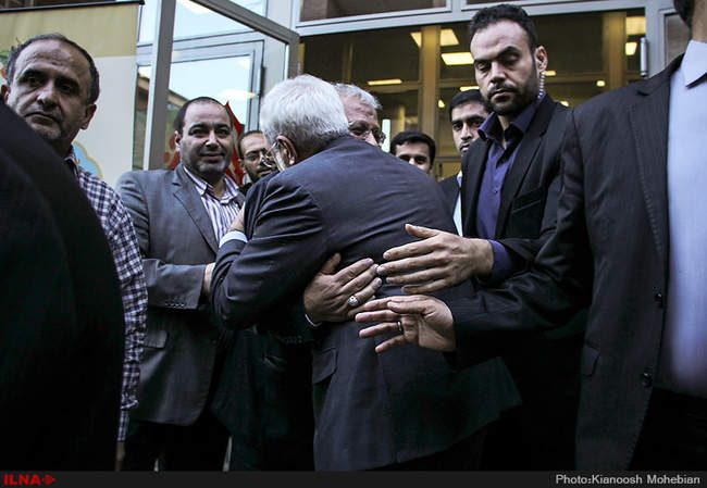 همایش یادمان آیینه‌داران آفتاب با حضور محمد جواد ظریف