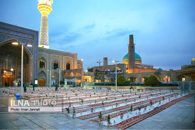 پذیرایی افطار از زائران در ورودی حرم امام رضا(ع)